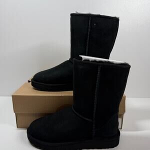 NIB • UGG Classic Short II Black Boot Size: 6